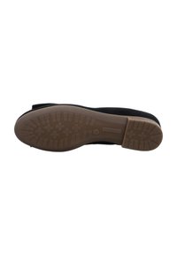 Scarpa nera in suede con suola in gomma flessibile che presenta un motivo testurizzato per la presa, e un design a punta arrotondata.
