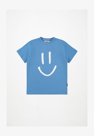 Blå bomull T-skjorte med et stort hvitt smilefjesgrafikk på forsiden. Korte ermer og rund hals. Molo-merkelapp synlig.