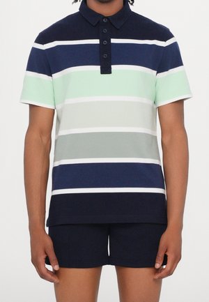 Męska koszulka polo z krótkim rękawem w granatowe, miętowe, szare i białe paski; posiada klasyczny kołnierzyk i czteroprzyciskowy rozporek; w zestawie z granatowymi szortami.