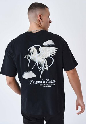 T-shirt nera in cotone con una grafica di un cavallo alato, nuvole e la scritta "Project x Paris" in bianco, con una vestibilità rilassata.
