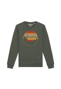 Olijfgroen sweatshirt met een circulair grafisch ontwerp met zonsondergangstrepen in rood, oranje en geel, met silhouetten van bomen en vogels.