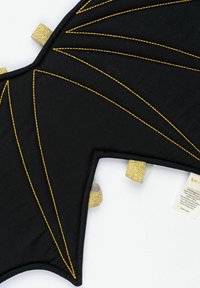 Material negru cu cusături aurii, conceput în formă de liliac. Prezintă accente texturate și bretele reglabile pentru fixare. Etichetă de întreținere atașată.