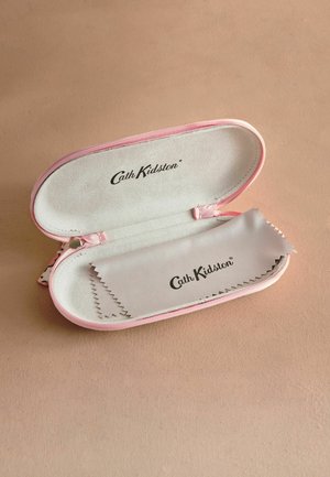 Custodia rigida rosa per occhiali con chiusura a zip, dotata di una morbida fodera interna e un panno per la pulizia con bordi seghettati. Logo visibile all'interno.
