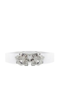 Cintura elastica bianca con due fermagli in metallo a forma di fiore, caratterizzati da texture dettagliate e una finitura lucida.