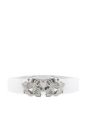 Cintura elastica bianca con due fermagli in metallo a forma di fiore, caratterizzati da texture dettagliate e una finitura lucida.
