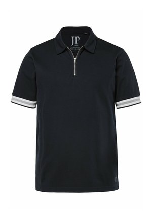 Czarna koszulka polo z krótkim rękawem, z białymi i szarymi paskami na mankietach oraz krótkim zamkiem z przodu pod kołnierzykiem.