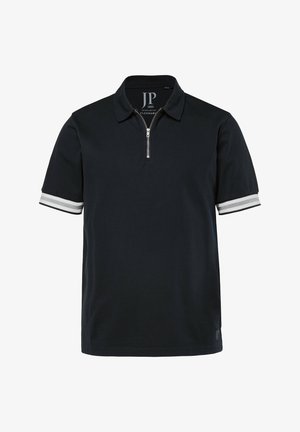 Czarna koszulka polo z krótkim rękawem, z białymi i szarymi paskami na mankietach oraz krótkim zamkiem z przodu pod kołnierzykiem.