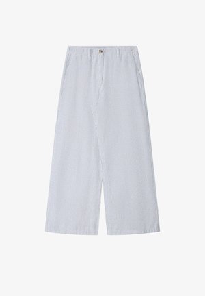 Weit geschnittene Hosen mit hellblauen und weißen vertikalen Streifen, Knopfverschluss, Gürtelschlaufen und Seitentaschen.