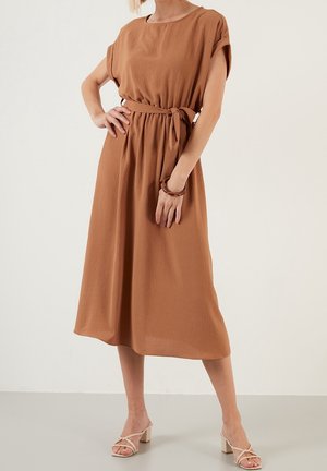 Robe marron, longueur genou, en tissu léger avec une coupe décontractée, des manches courtes et un détail à la taille nouée. Texture lisse sur l'ensemble.