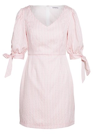 Rosa-weiß gestreiftes kurzes Kleid mit aufgebauschten, ellbogenlangen Ärmeln, die mit Schleifen gebunden sind, und V-Ausschnitt.