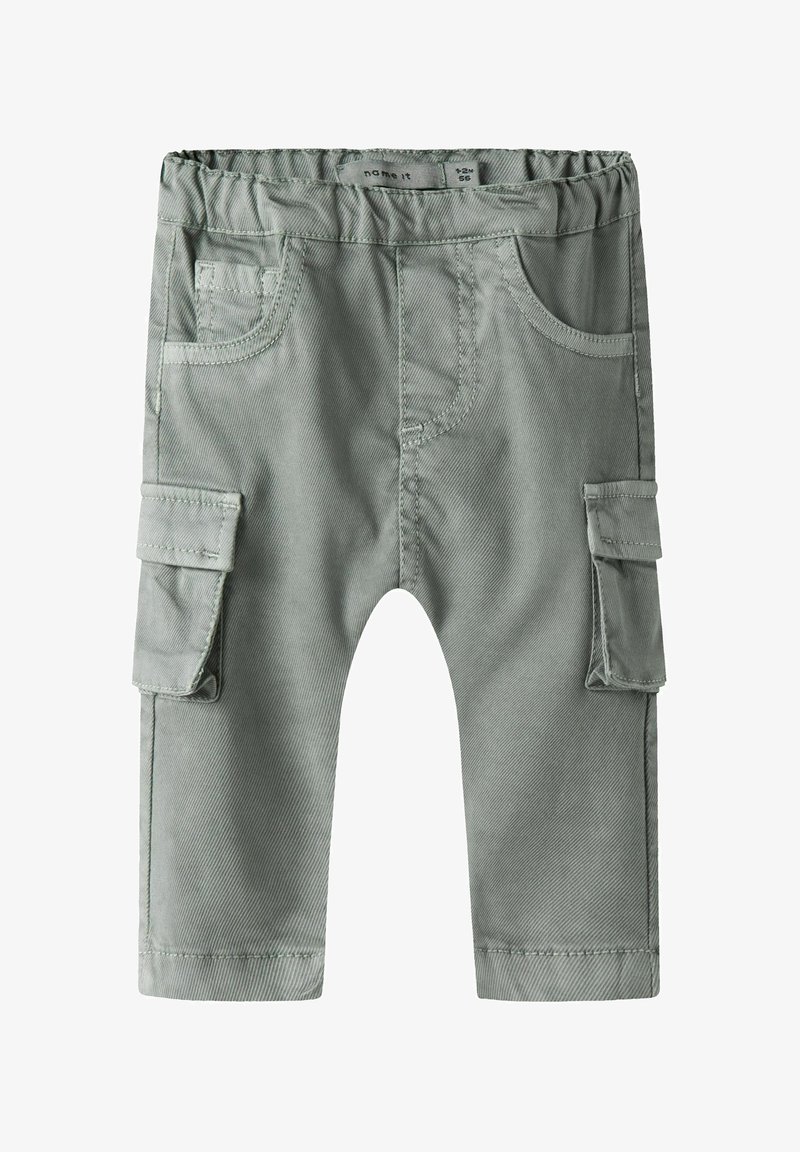 Vaaleanharmaat cargo-housut kestävästä kankaasta, joissa on joustava vyötärö, useita taskuja ja suoralahkeinen malli.