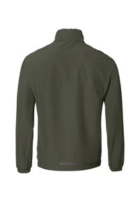 Veste légère vert olive avec un col montant, des manches longues, des poignets élastiqués et une bande réfléchissante au dos, conçue pour le port en extérieur.