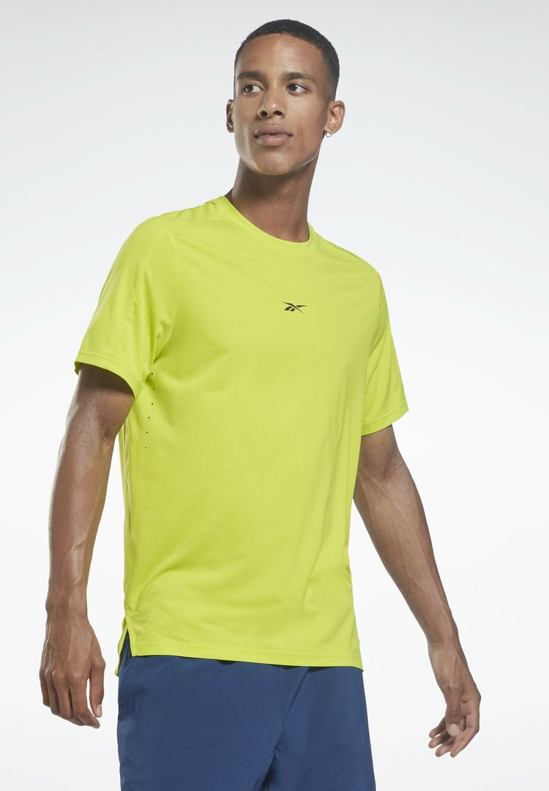 Herren Sportbekleidung | Reebok UNITED BY FITNESS MOVESOFT T-Shirt print yellow/gelb - VL37458 Herren Sportbekleidung | Reebok UNITED BY FITNESS MOVESOFT T-Shirt print yellow/gelb - VL37458