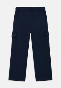 Ναυτικό μπλε cargo παντελόνι με ελαστική μέση, πλαϊνές τσέπες και μία πίσω τσέπη; κατασκευασμένο από μαλακό, υφασματοποιημένο ύφασμα. Χαλαρή εφαρμογή και ίσια πόδια.