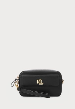 Svart skinn clutch-veske med gullhardware, topp glidelås, og en avtakbar håndleddsrem. Har en frontlomme med logodetalj.