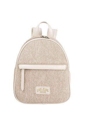 Mochila de tela beige con forma redondeada, detalles en cuero blanco, cierre de cremallera, bolsillo delantero y un parche con el logotipo. Correas de hombro ajustables.