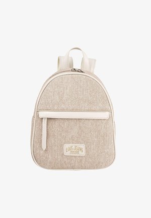 Mochila de tela beige con forma redondeada, detalles en cuero blanco, cierre de cremallera, bolsillo delantero y un parche con el logotipo. Correas de hombro ajustables.