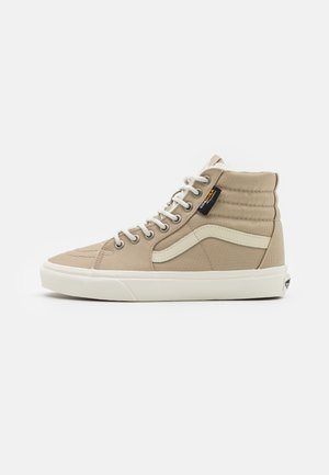 Beige høyhalset sneaker laget av strukturert lerret med hvit gummisåle. Har grå serde accenter og metalliske snørehull.