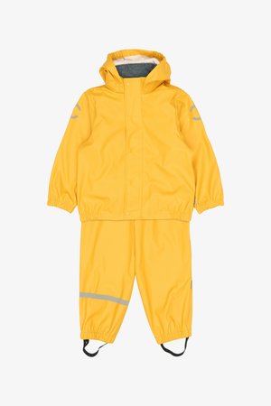 Costum de ploaie galben, cu glugă, capse, manșete elastice și benzi reflectorizante pe pantaloni pentru vizibilitate. Fabricat din material impermeabil.