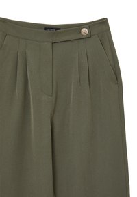 Pantaloni verde oliva con pieghe sul davanti, dotati di un bottone decorativo in argento in vita e di un tessuto a trama liscia.