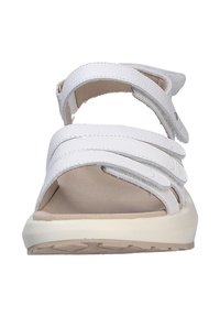 Witte leren sandalen met drie verstelbare banden, zachte voetbed en lichte, getextureerde zool. Geen zichtbare hardware of patronen.