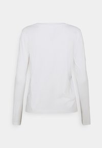 Witte lange mouwen t-shirt van zachte katoen, met een ronde halslijn en een eenvoudig design, zonder zichtbare patronen of versieringen.