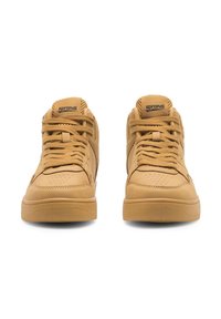 Brązowe trampki wysokie, wykonane z gładkiej skóry, z perforowanym przodem, sznurowadłami, wyściółką z miękkiego materiału na kołnierzu oraz płaską gumową podeszwą. Logo na języku.