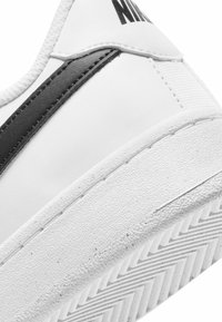 Nike Sportswear NIKE COURT ROYALE 2 BE - Zapatillas - white black