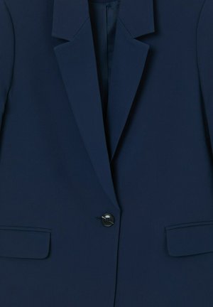 Blazer bleu marine avec un revers en notch, deux poches avant et une fermeture par un unique bouton noir. Texture de tissu lisse.