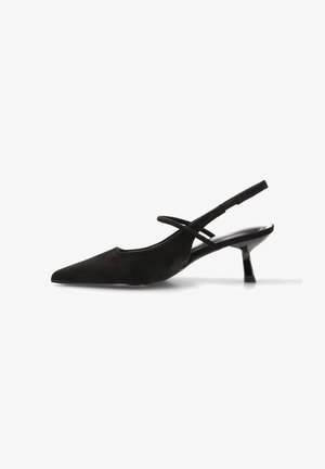 Zapato slingback de gamuza negra con puntera puntiaguda y tacón bajo y cuadrado. Presenta correas cruzadas para soporte y una superficie suave y texturizada.