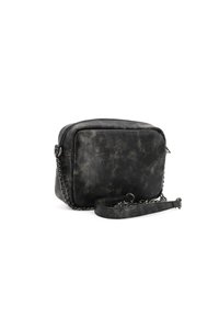 Borsa a tracolla nera in pelle, di forma rettangolare, con superficie texturizzata, chiusura a zip e tracolla a catena. Presenta dettagli invecchiati.