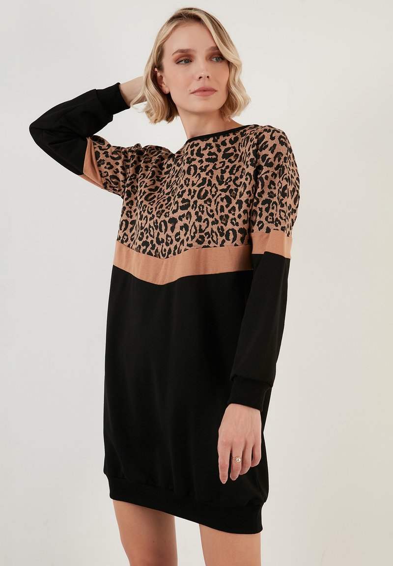 Langärmliges Kleid mit einem Oberteil im Leopardenprint in Braun und Schwarz, einem einfarbigen schwarzen Rock und gerippten Bündchen, aus weichem Stoff gefertigt.