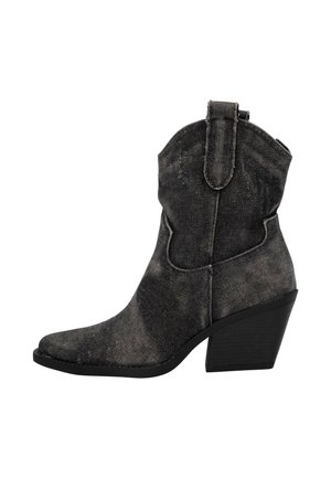 Botte en denim noir à la cheville avec un bout pointu, un tissu texturé et un talon carré de 3 pouces. Comprend une languette �à l'arrière pour un enfilage facile.