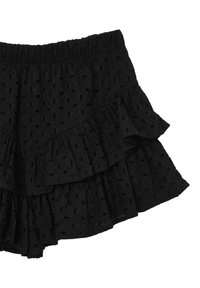 Pantaloni corti a strati neri realizzati in tessuto testurizzato con ricami a intaglio. Presentano una vita elastica e orli arricciati per un tocco di dettaglio in più.