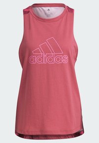 Jasnoróżowy bezrękawnik sportowy z dużym, białym logo Adidas. Wykonany z miękkiego materiału, z zaokrąglonym dołem i kontrastującymi akcentami na ramionach.