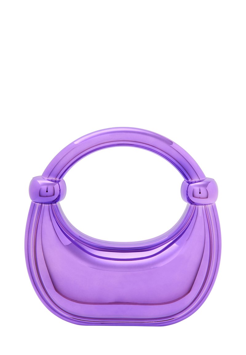 Lila kézitáska sima, fényes felülettel. Görbített fogantyúval és lekerekített díszítésekkel rendelkezik, kompakt, strukturált formájú.