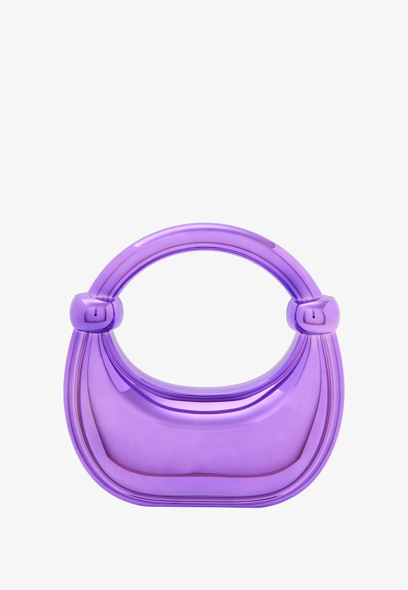 Lila kézitáska sima, fényes felülettel. Görbített fogantyúval és lekerekített díszítésekkel rendelkezik, kompakt, strukturált formájú.