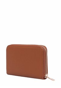 Portafoglio in pelle marrone con una texture liscia, forma rettangolare e zip in argento. Presenta cuciture lungo i bordi e un design compatto.