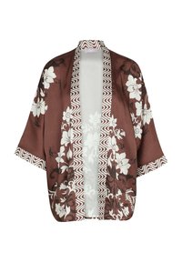 Veste de style kimono marron avec des motifs floraux blancs et un design à bordure ondulée sur les bords avant et les poignets des manches.