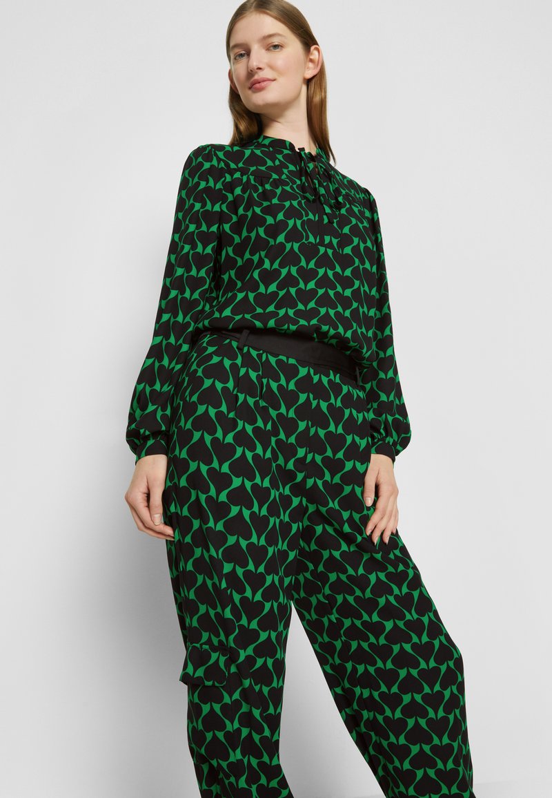 Damen Bekleidung | Diane von Furstenberg LULA PANTS Stoffhose green/grün - HV63765 Damen Bekleidung | Diane von Furstenberg LULA PANTS Stoffhose green/grün - HV63765