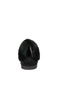 Zwarte fuzzy open teen slipper met een zachte, textuur bovenkant en een vlakke zwarte zool. Heeft een luxe voering voor extra comfort.