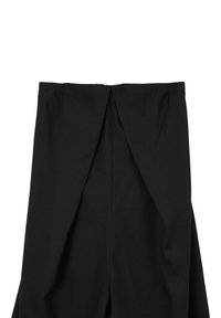 Schwarze Hose mit maßgeschneidertem Design, ausgestattet mit einem gefältelten Rückendetail und einer glatten Stofftextur. Keine sichtbaren Beschläge oder Muster.