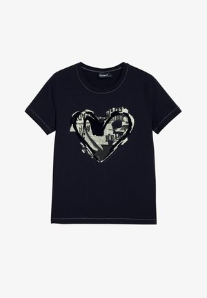 Fekete pamut póló rövid ujjakkal, nagy szív grafikával szürke és fekete színben, fekete kontúrral. Kontrasztvarrás a széleken.