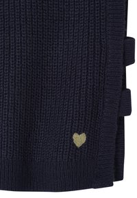 Marineblauer Strickpullover aus strukturiertem Stoff, mit einem kleinen goldenen Herz-Emblem und seitlichen Knopf-Akzenten.