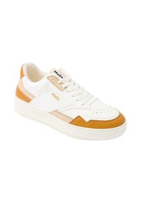 Pantof sport alb cu accente maro deschis și crem, având un vârf perforat, șireturi albe plate și talpă de cauciuc texturată. Logo pe lateral.