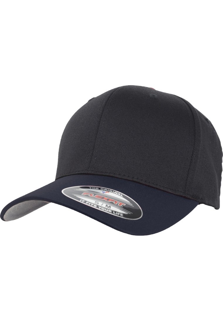 Schwarze Baseballmütze mit strukturiertem Oberteil, einem marineblauen Schild und einem Flexfit-Schweißband. Verfügt über Branding auf einem silbernen Etikett unter dem Schild.