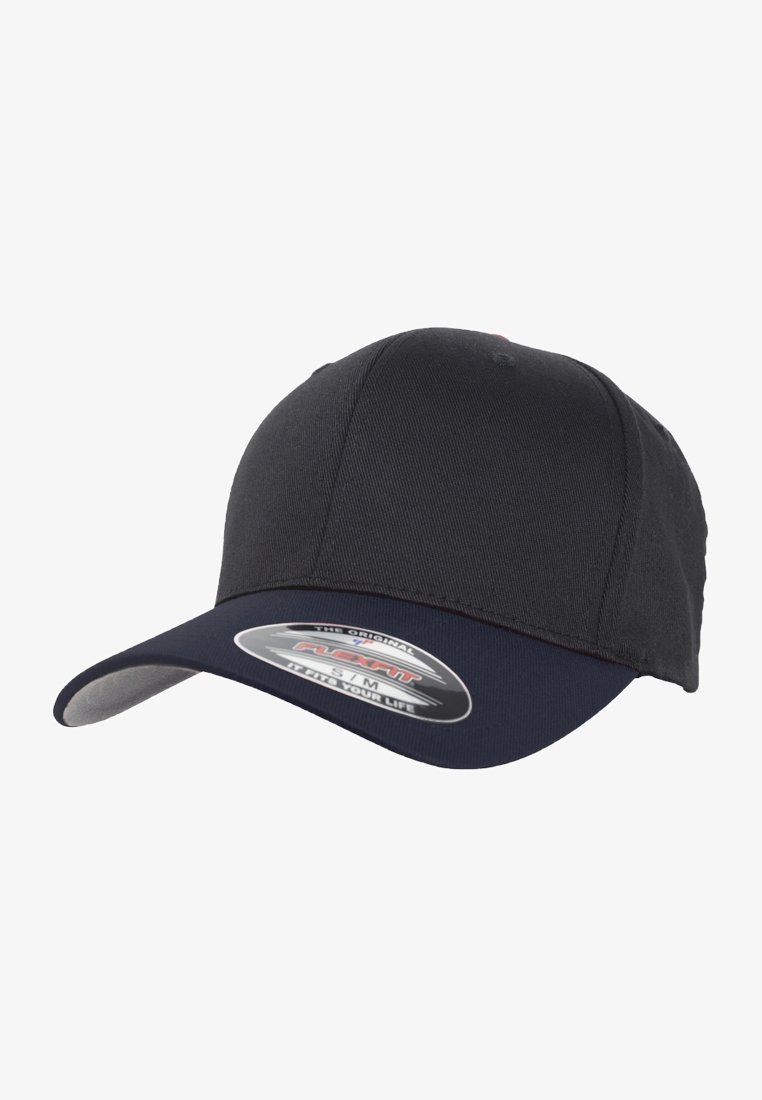 Sort baseball cap med en struktureret krone, en marineblå skygge og en Flexfit svedbånd. Har branding på et sølvmærke under skyggen.