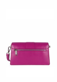 Borsa a tracolla in pelle fucsia con una texture liscia, tasca frontale con zip e tracolla regolabile. Forma rettangolare con cuciture sottili.