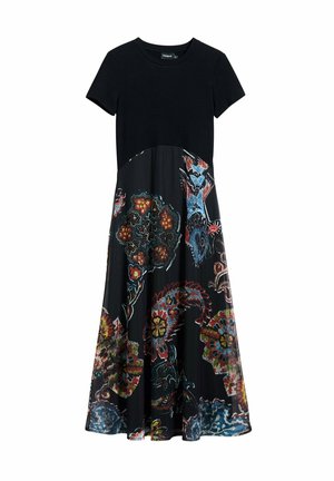 Schwarzes Kleid mit kurzen gerippten Ärmeln, das ein blumiges Paisleymuster in lebendigen Farben auf einem fließenden Rock zeigt. Materialkontraste zwischen Oberteil und Unterteil.