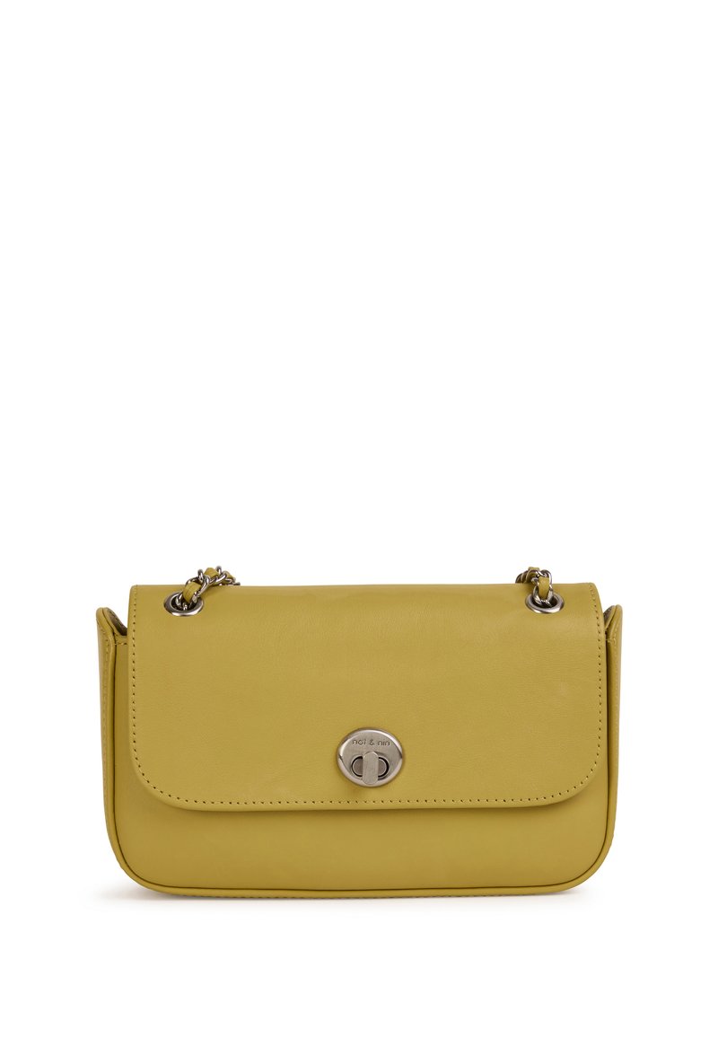 Bolso de mano de cuero amarillo con cierre de solapa, herrajes plateados y correa de hombro de cadena. Textura suave con bordes redondeados.